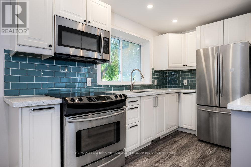 Photo 32 of 47 Newbury Drive, Newmarket ON