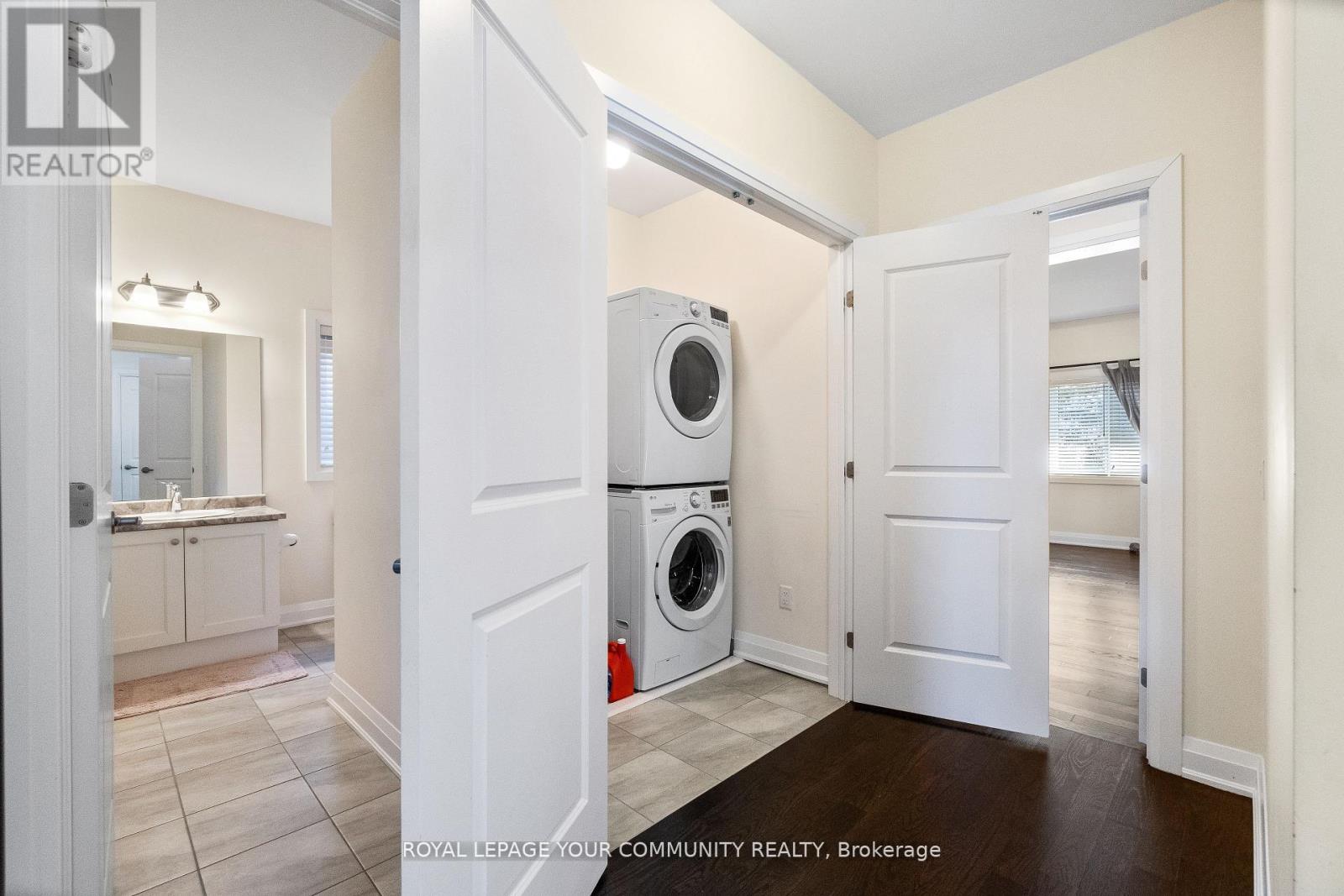 Photo 13 of 8 Duncombe Lane, Richmond Hill ON