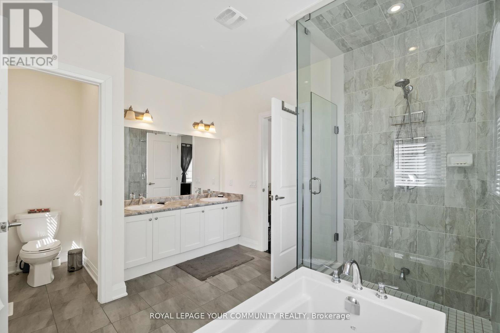 Photo 20 of 8 Duncombe Lane, Richmond Hill ON
