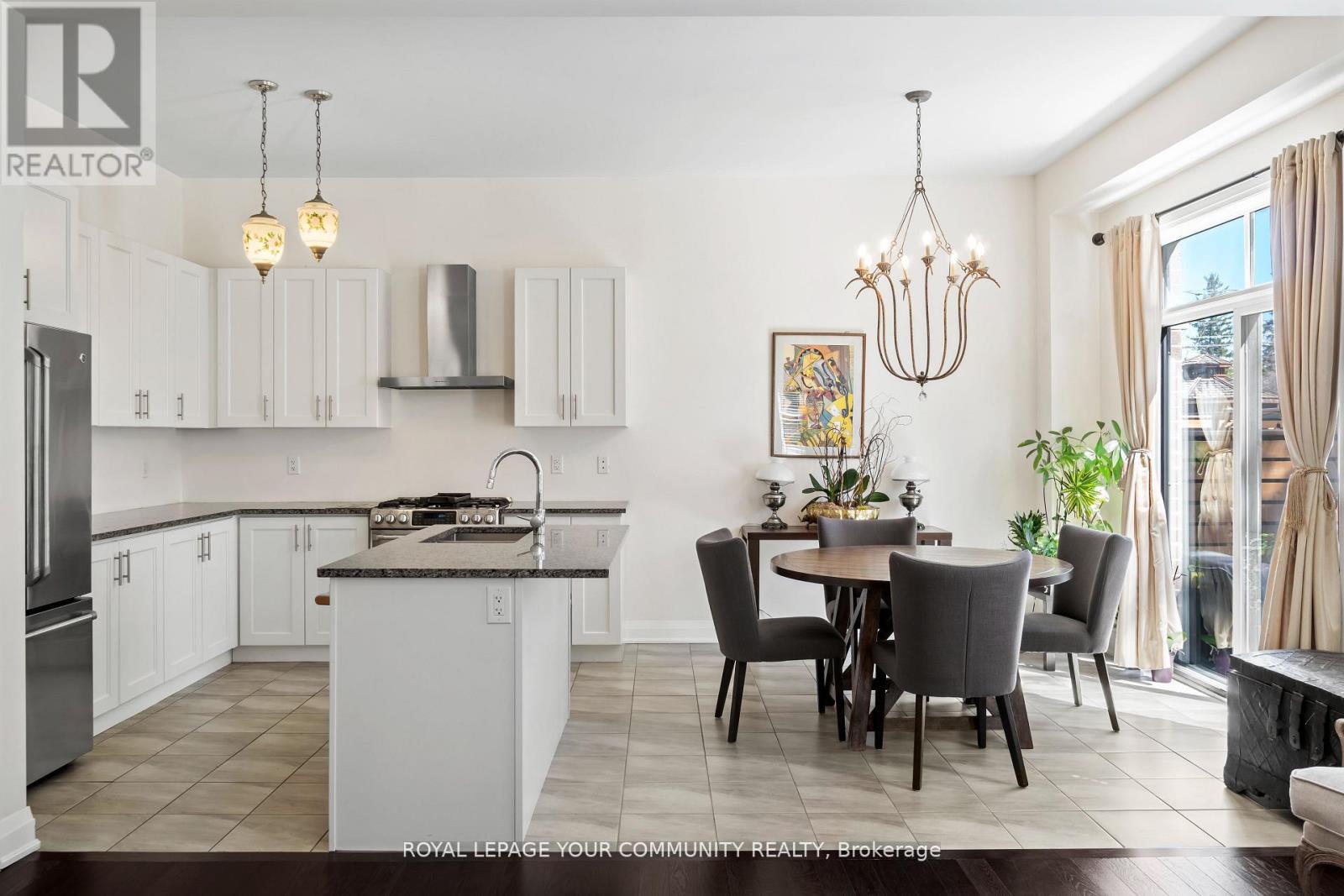 Photo 37 of 8 Duncombe Lane, Richmond Hill ON