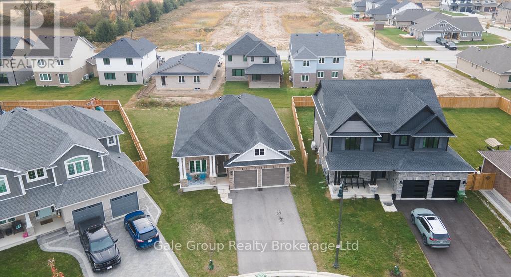 Photo 2 of 9 Clover Circle, St Thomas ON