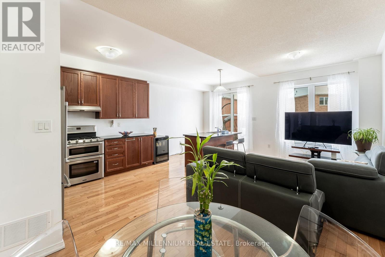 Photo 10 of 70 Sussexvale Drive, Brampton ON