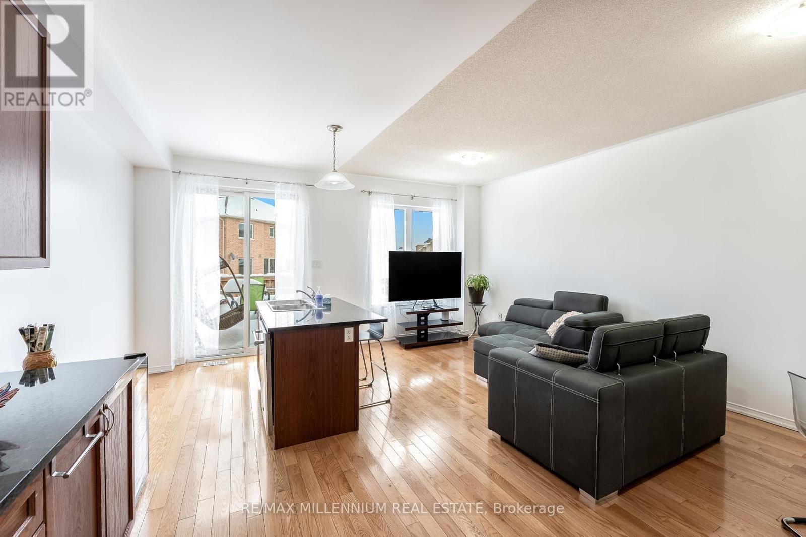 Photo 11 of 70 Sussexvale Drive, Brampton ON