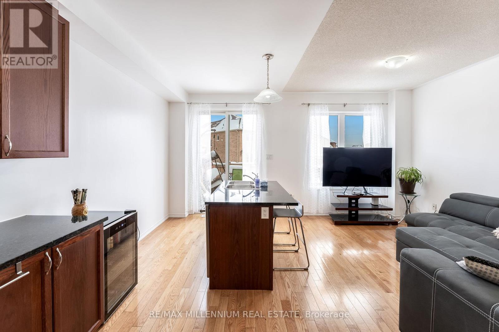 Photo 6 of 70 Sussexvale Drive, Brampton ON