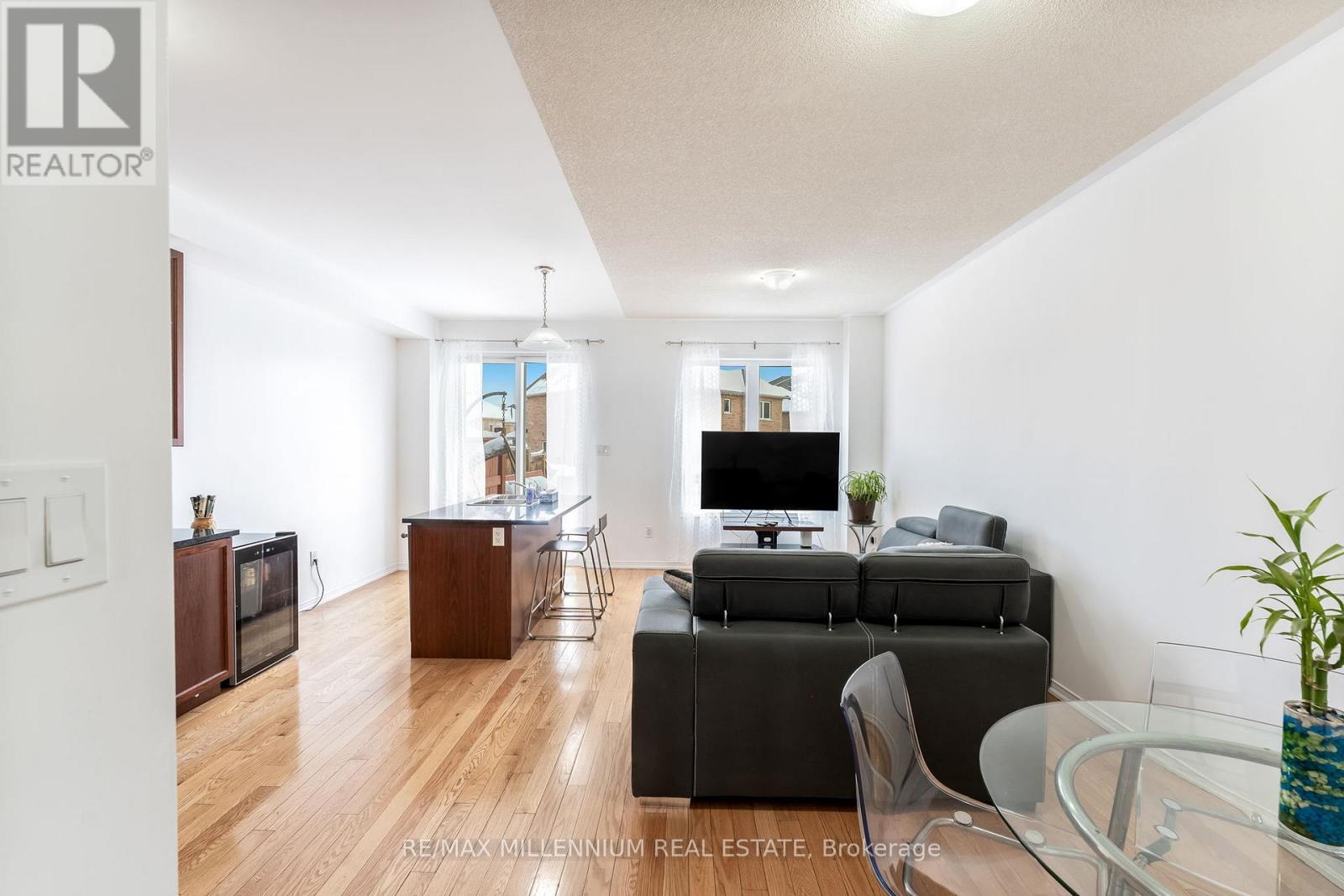 Photo 8 of 70 Sussexvale Drive, Brampton ON