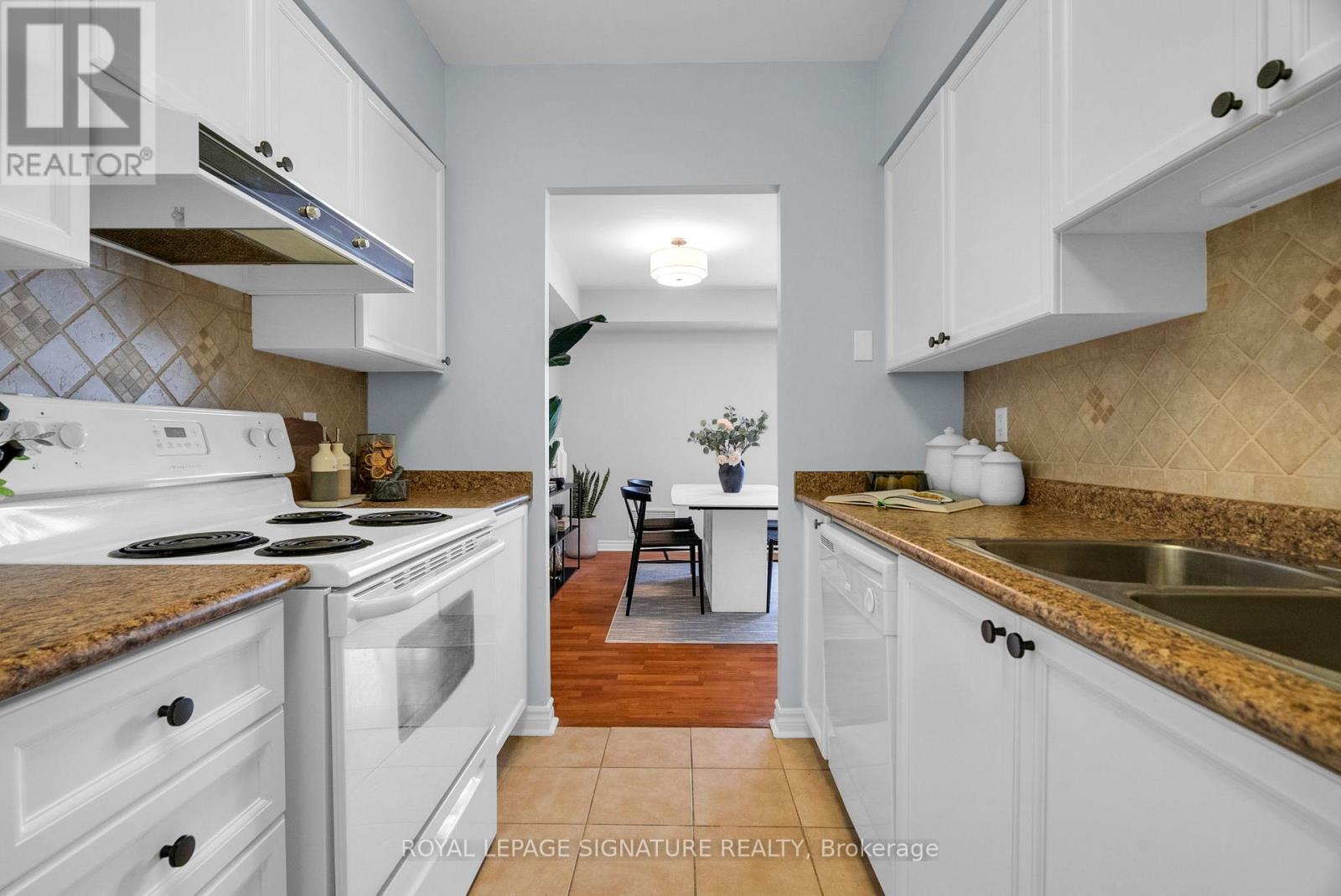 Photo 8 of 814 2088 Lawrence Avenue W, Toronto ON