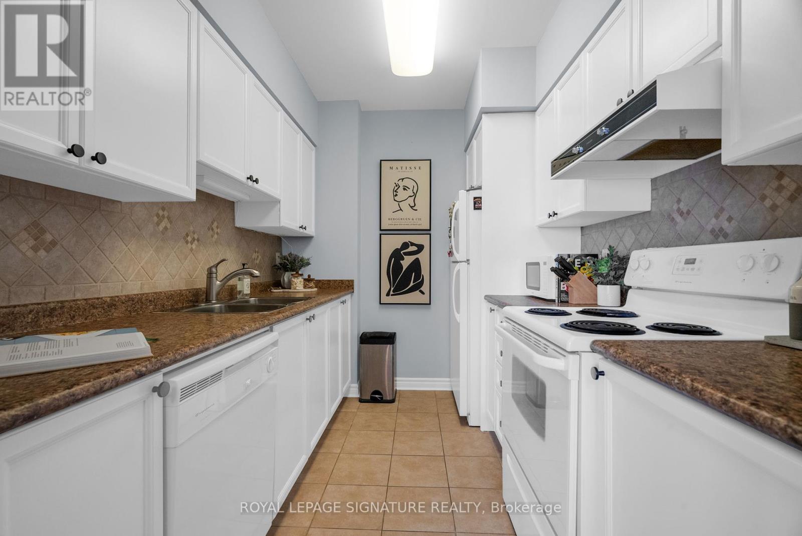 Photo 9 of 814 2088 Lawrence Avenue W, Toronto ON