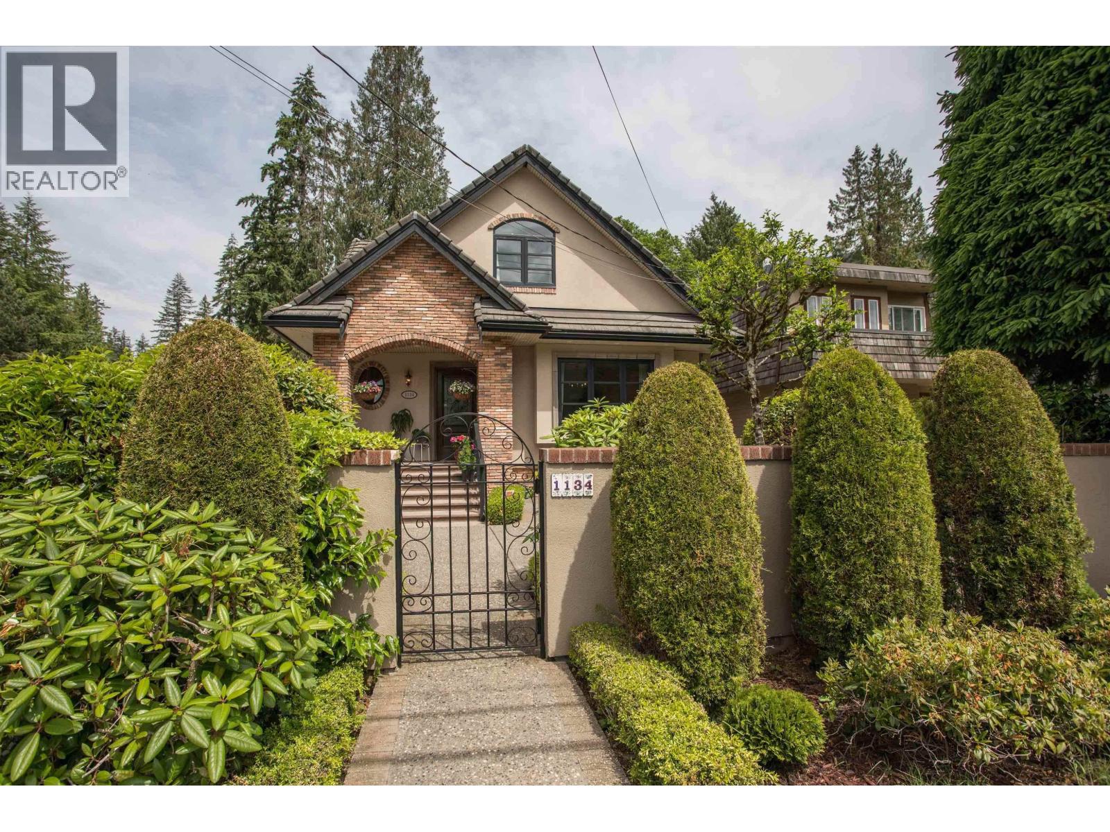 Photo 4 of 1134 Montroyal Boulevard, North Vancouver BC