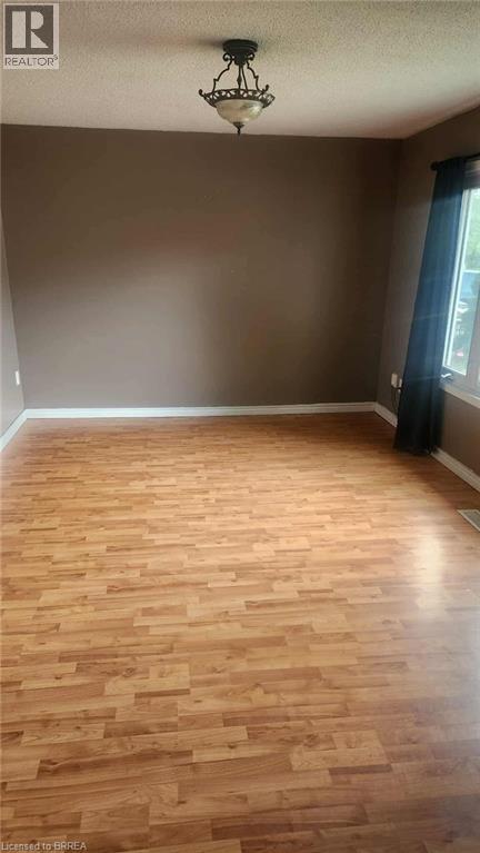 Photo 4 of 61 Woodlawn Avenue, Brantford ON