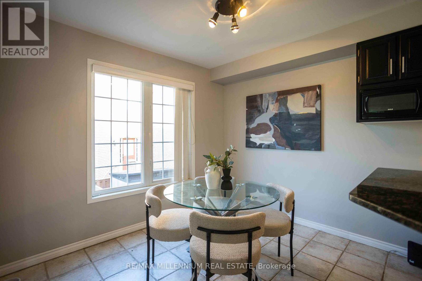 Photo 10 of 142 Millcliff Circle, Aurora ON
