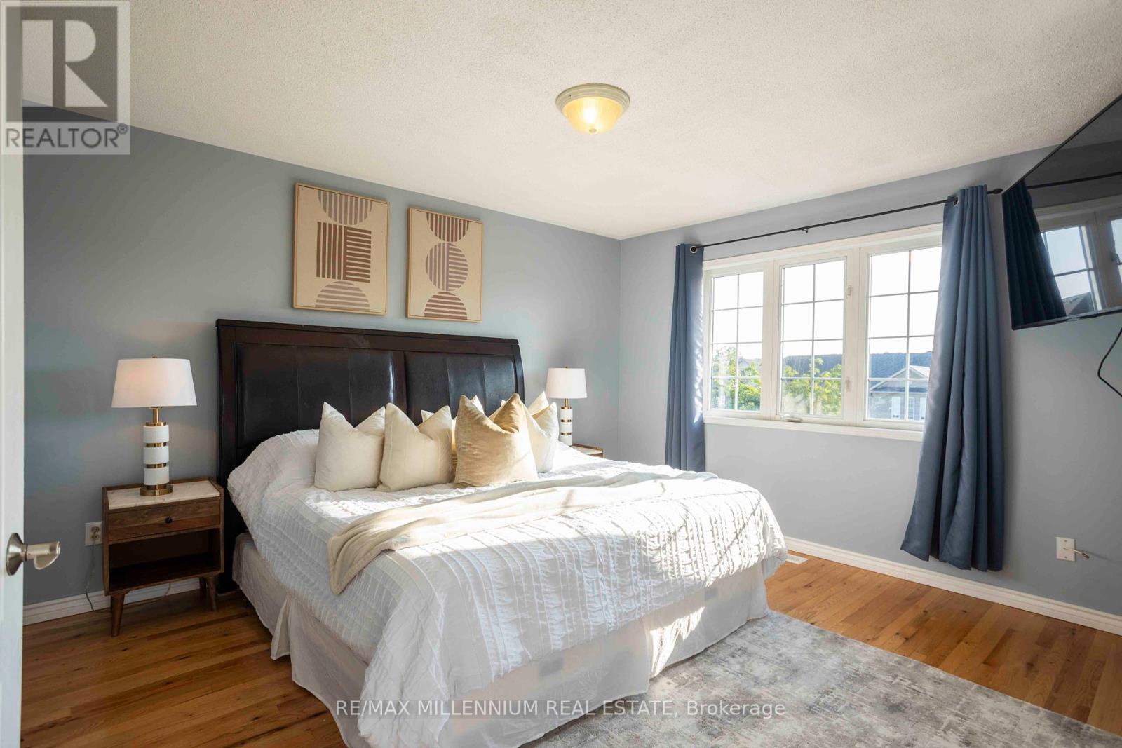 Photo 11 of 142 Millcliff Circle, Aurora ON