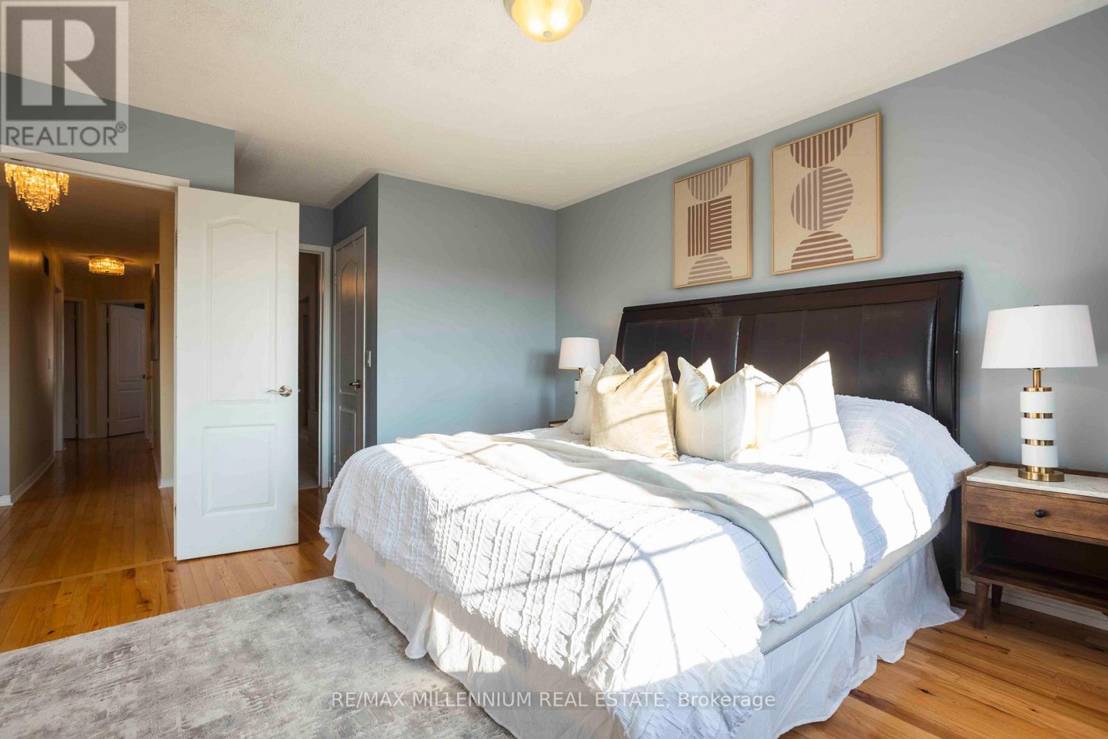 Photo 12 of 142 Millcliff Circle, Aurora ON
