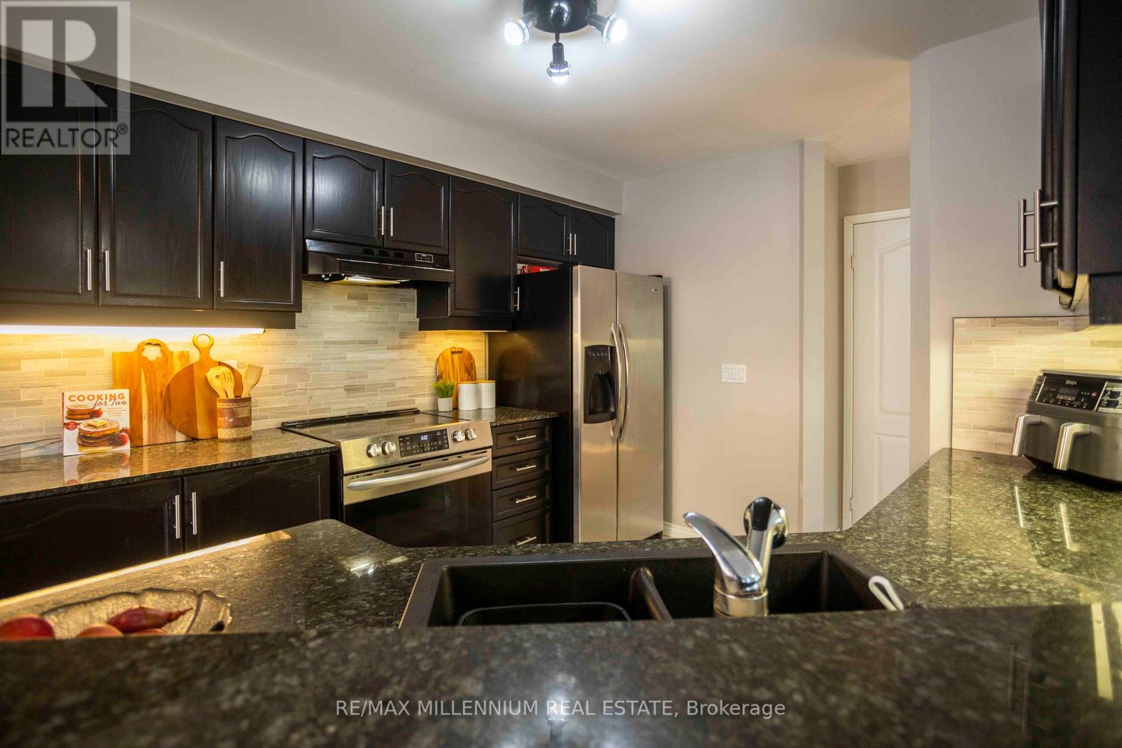 Photo 16 of 142 Millcliff Circle, Aurora ON