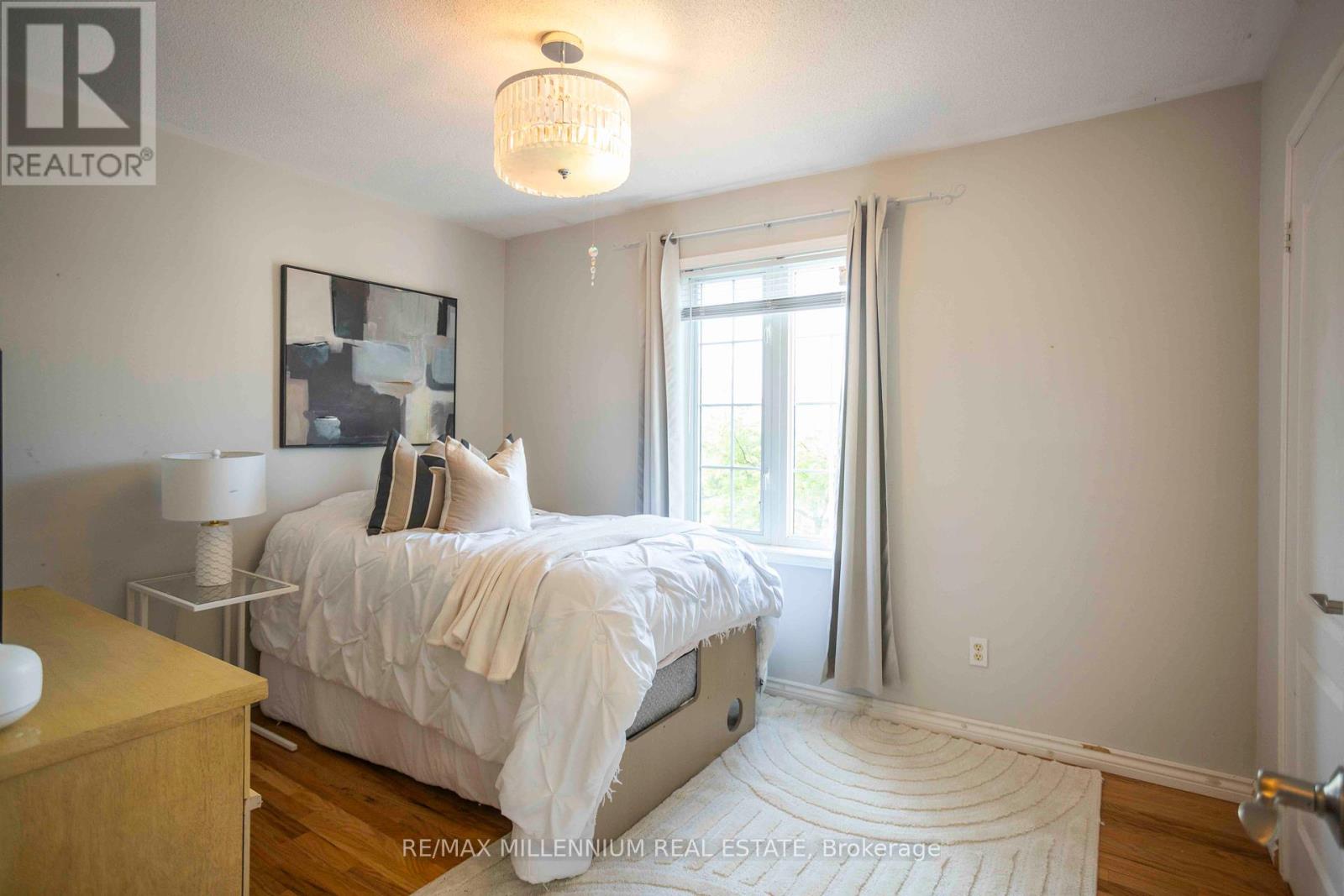 Photo 17 of 142 Millcliff Circle, Aurora ON