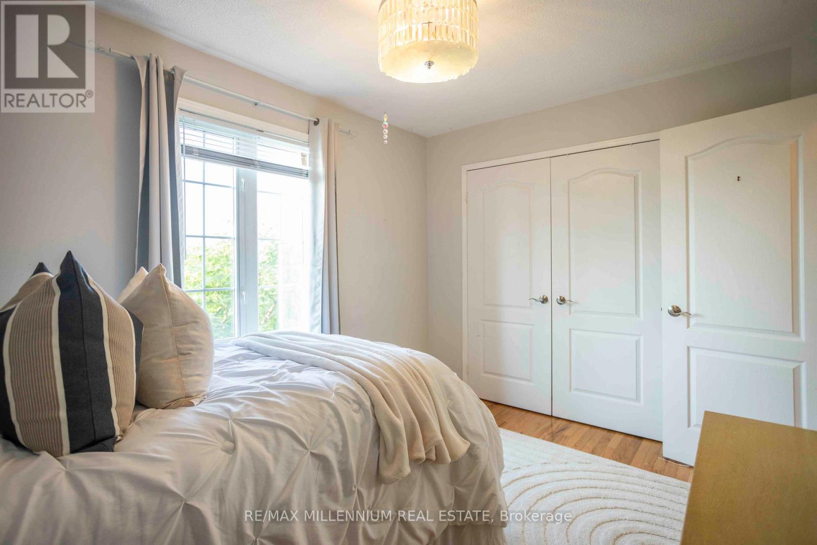 Photo 18 of 142 Millcliff Circle, Aurora ON