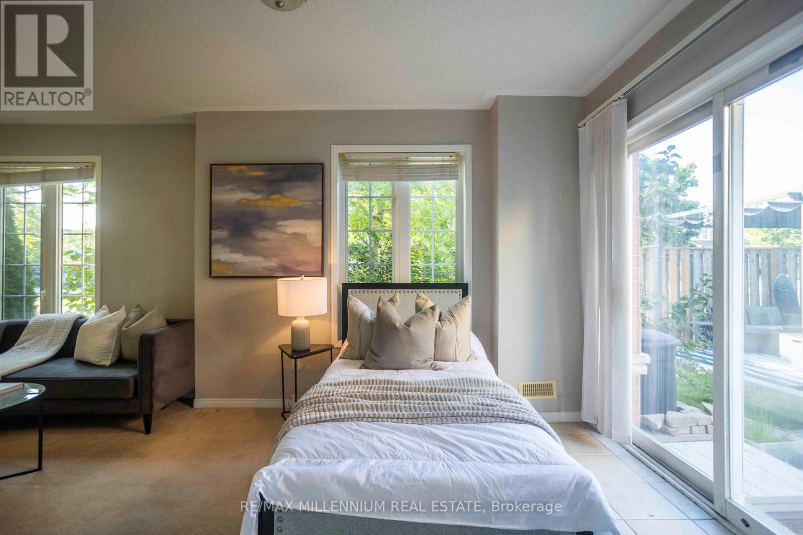 Photo 23 of 142 Millcliff Circle, Aurora ON