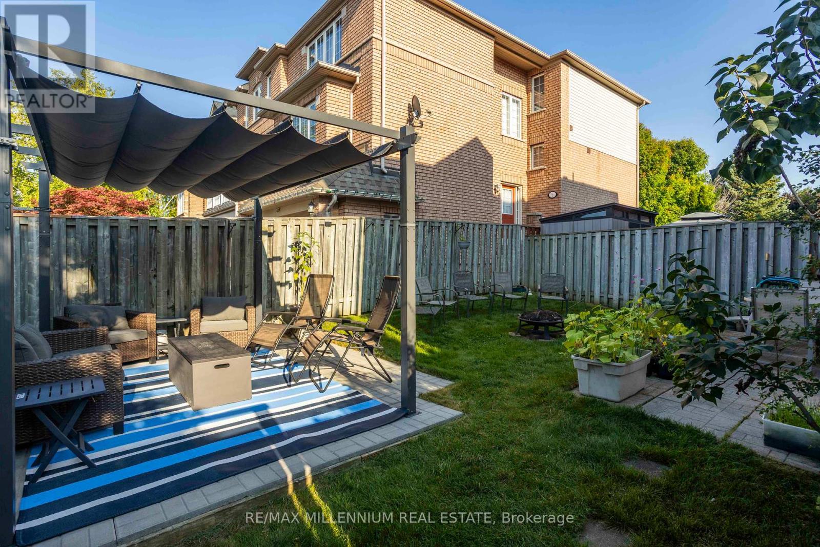 Photo 27 of 142 Millcliff Circle, Aurora ON