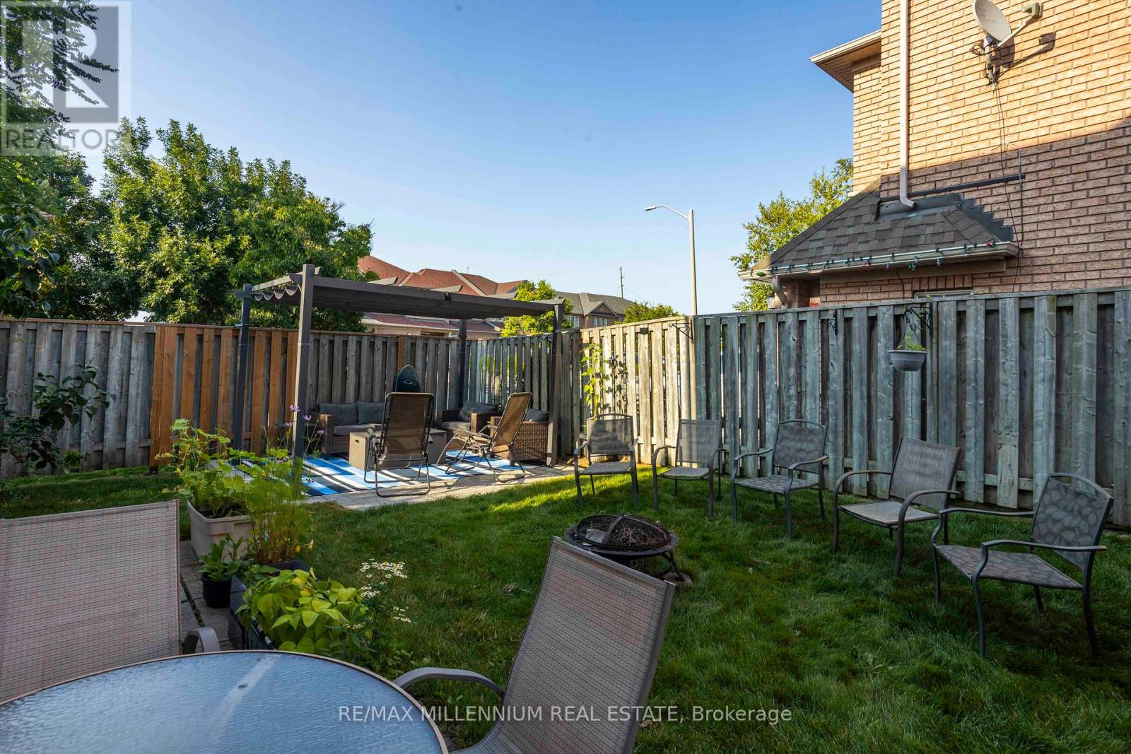 Photo 28 of 142 Millcliff Circle, Aurora ON