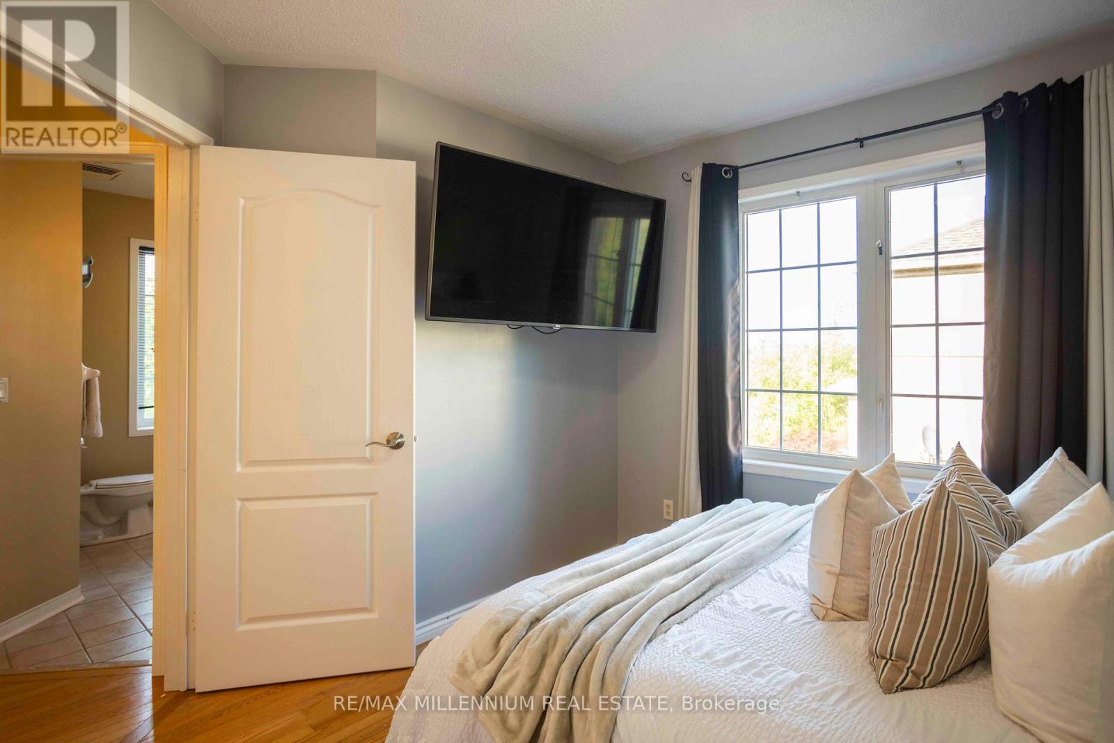 Photo 30 of 142 Millcliff Circle, Aurora ON