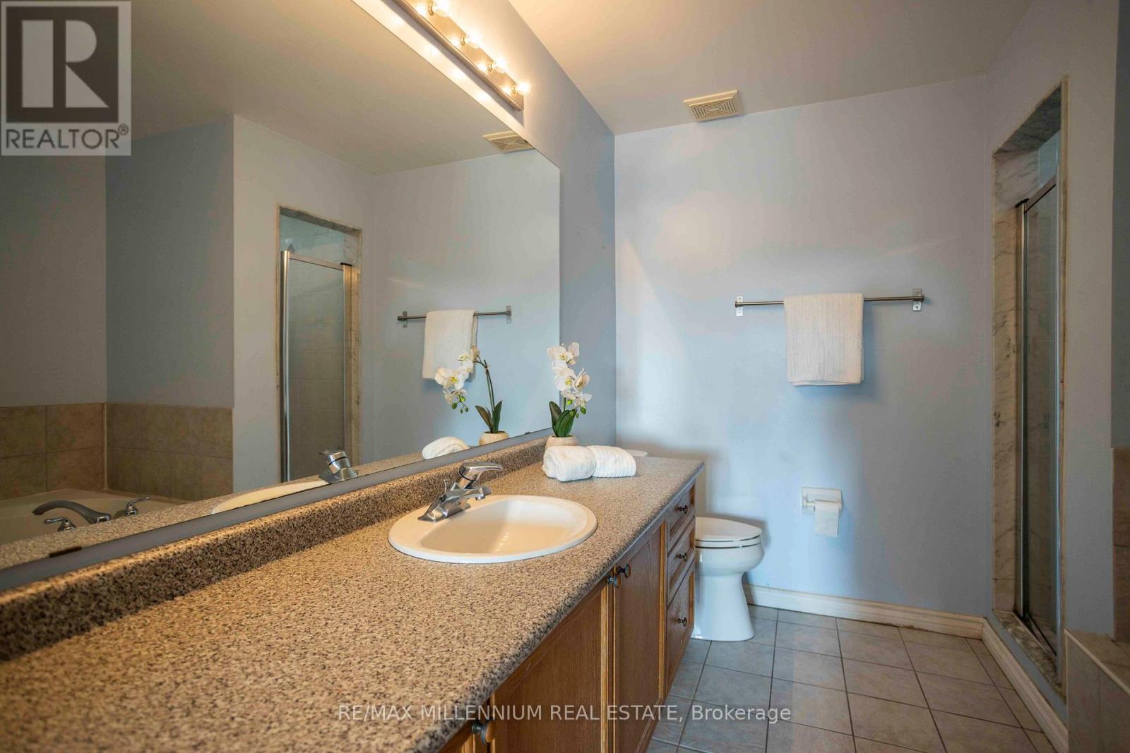 Photo 33 of 142 Millcliff Circle, Aurora ON