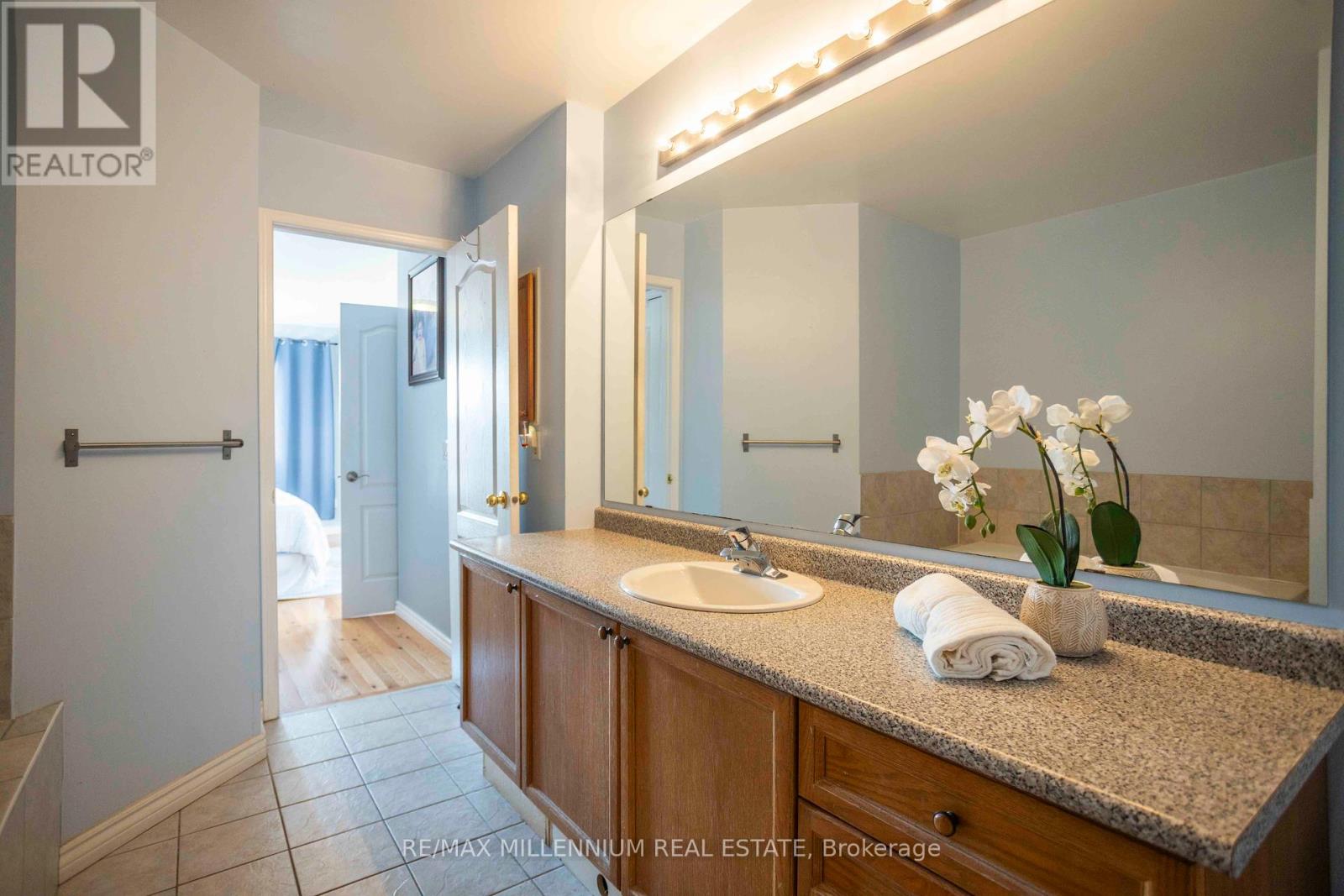 Photo 34 of 142 Millcliff Circle, Aurora ON