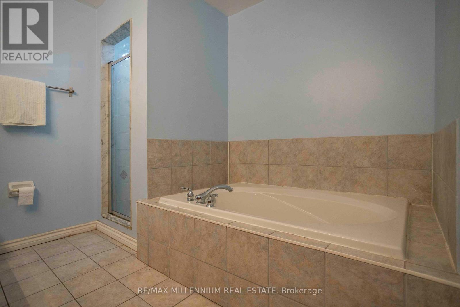 Photo 35 of 142 Millcliff Circle, Aurora ON