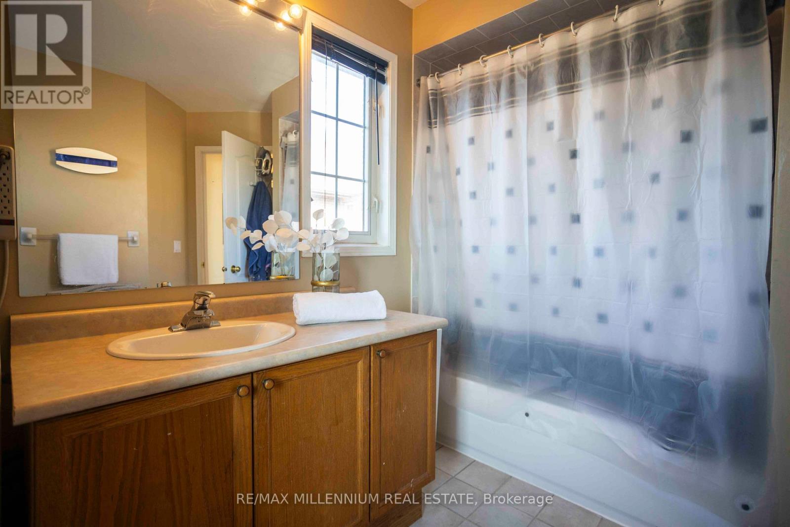 Photo 37 of 142 Millcliff Circle, Aurora ON