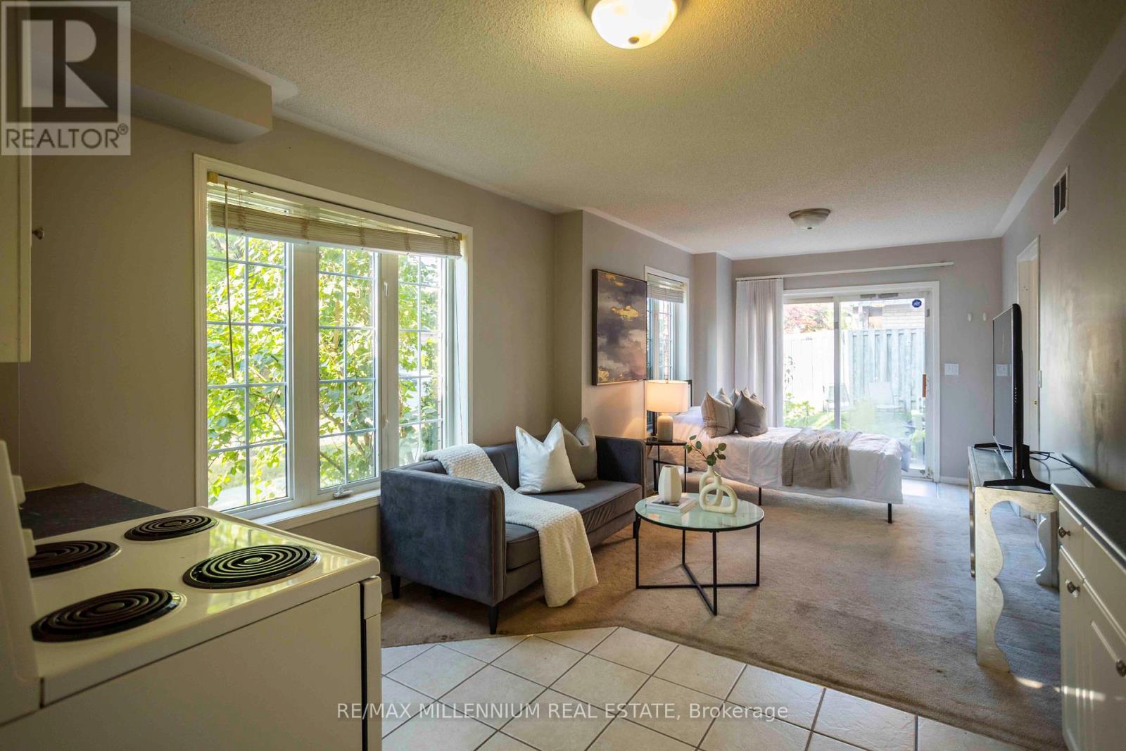 Photo 38 of 142 Millcliff Circle, Aurora ON