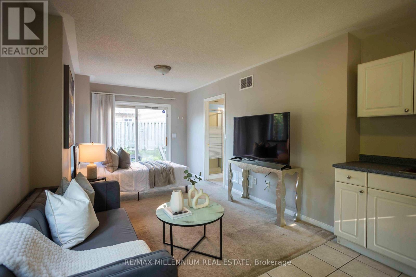 Photo 39 of 142 Millcliff Circle, Aurora ON
