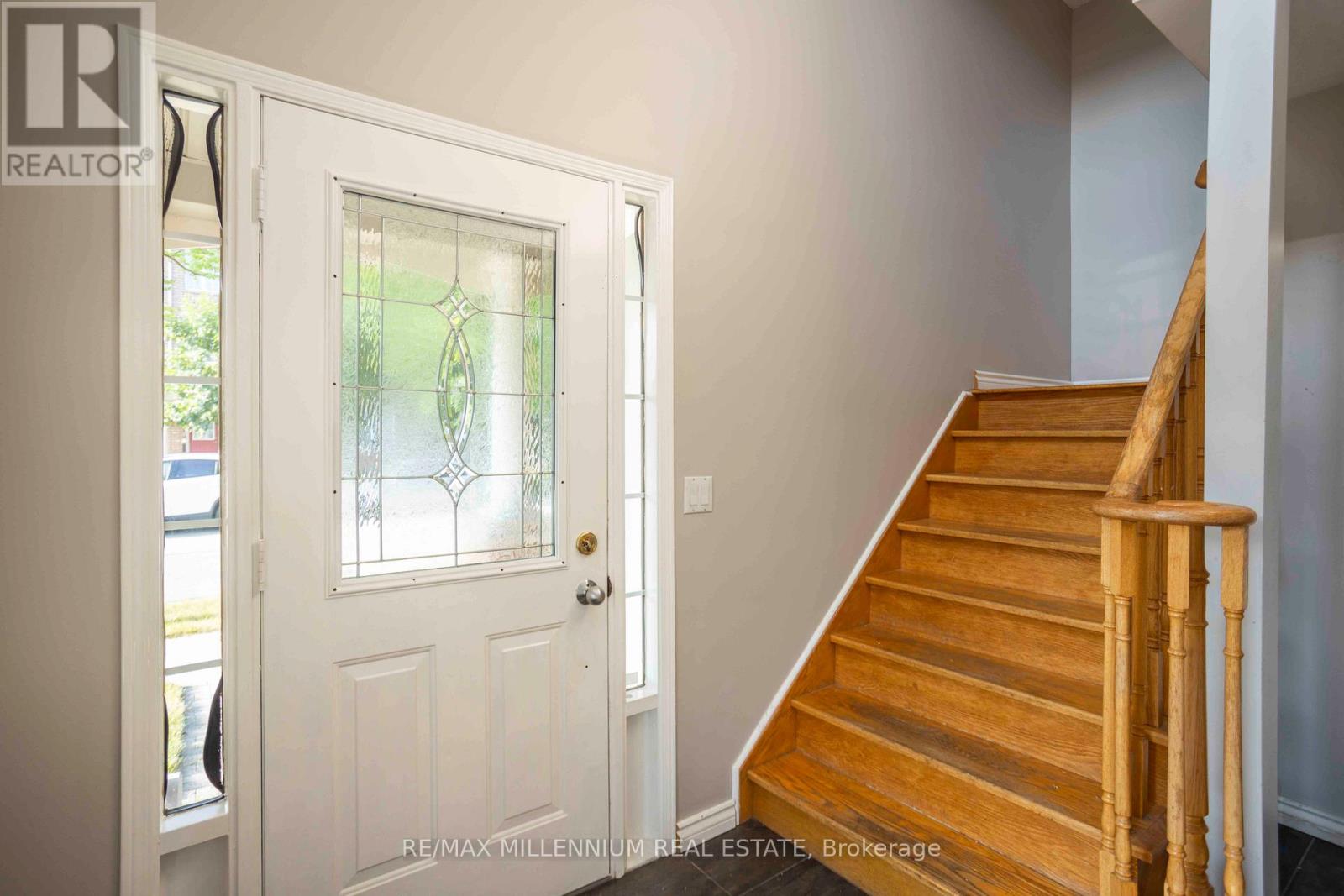 Photo 4 of 142 Millcliff Circle, Aurora ON