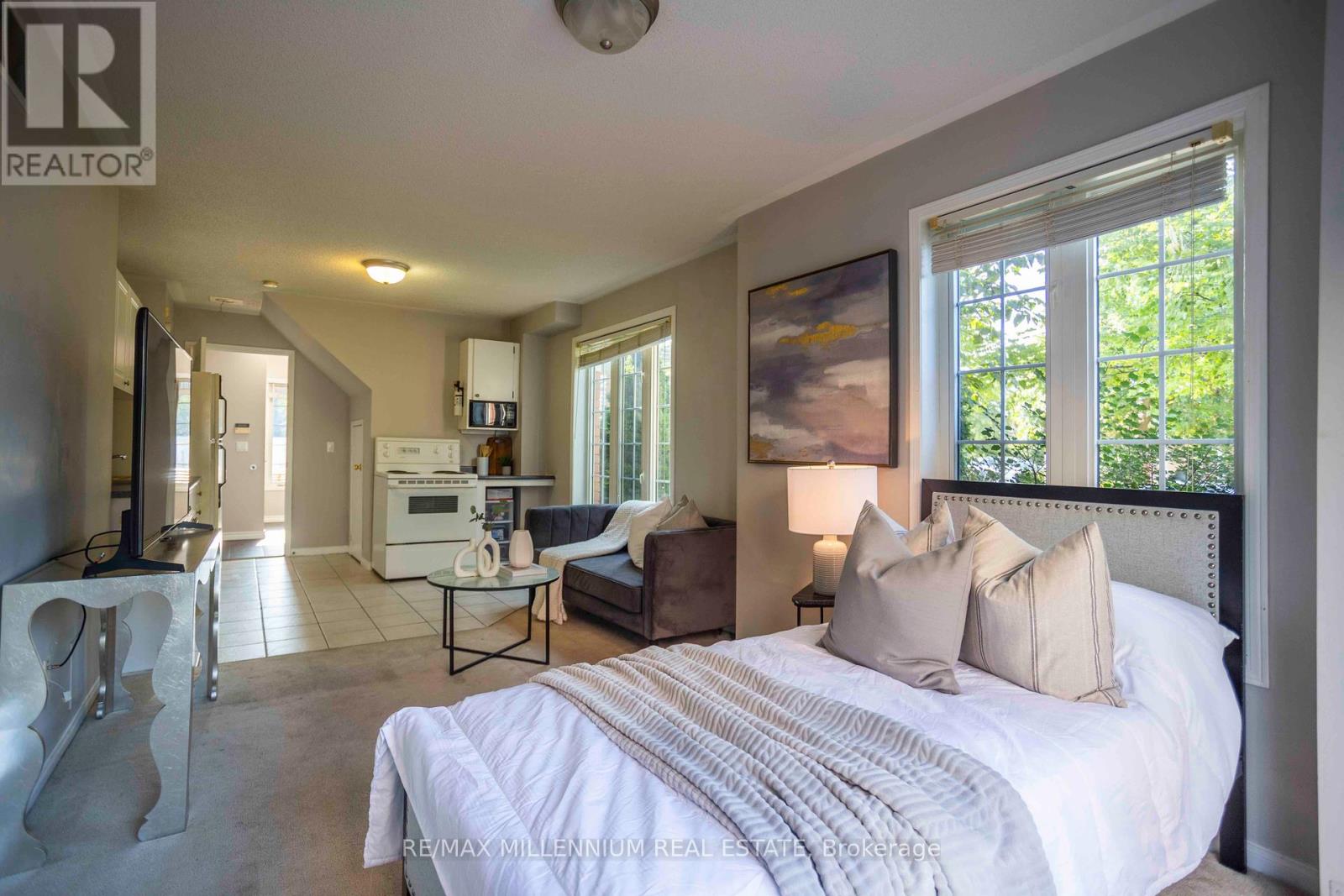 Photo 40 of 142 Millcliff Circle, Aurora ON