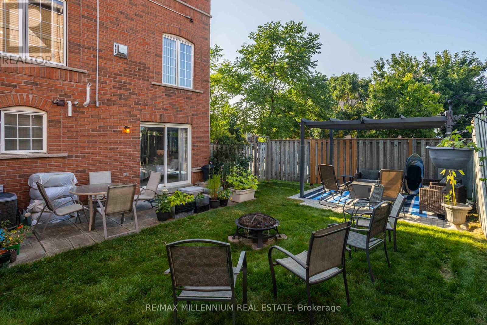 Photo 48 of 142 Millcliff Circle, Aurora ON