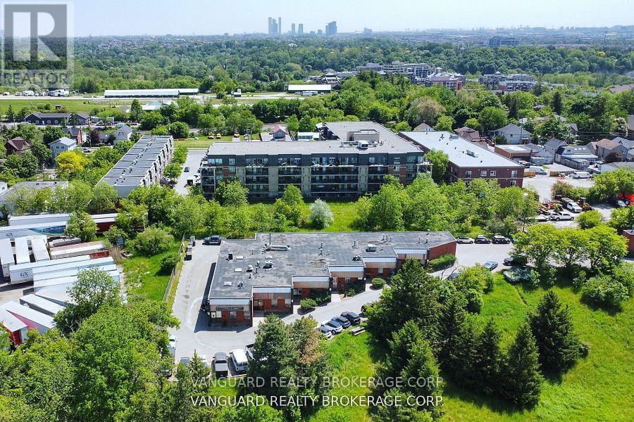 Photo 4 of 17 350 Woodbridge Avenue, Vaughan ON