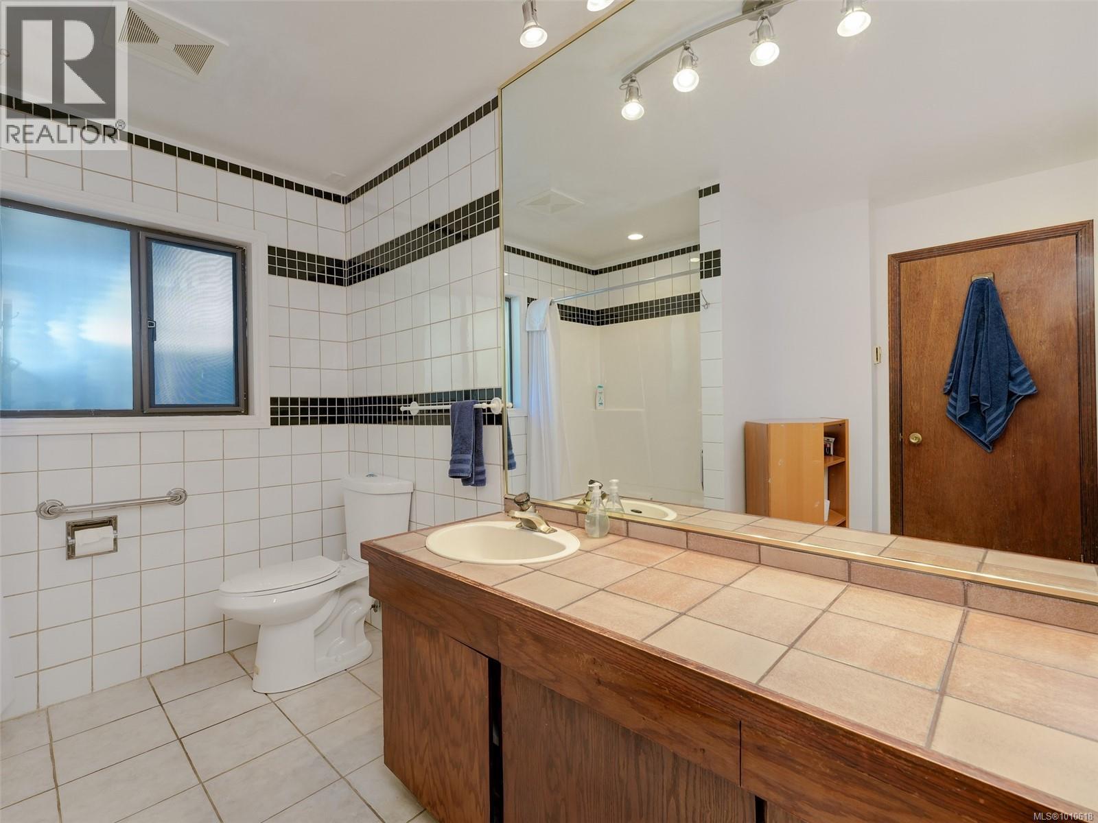 Photo 7 of 5255 Hanover Pl, Saanich BC