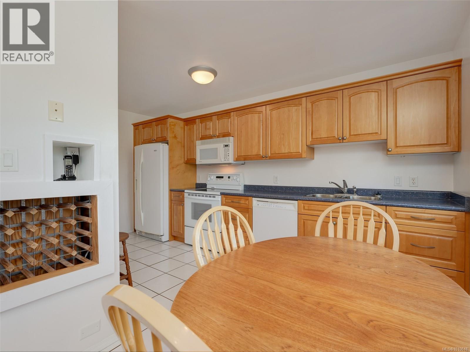 Photo 8 of 5255 Hanover Pl, Saanich BC