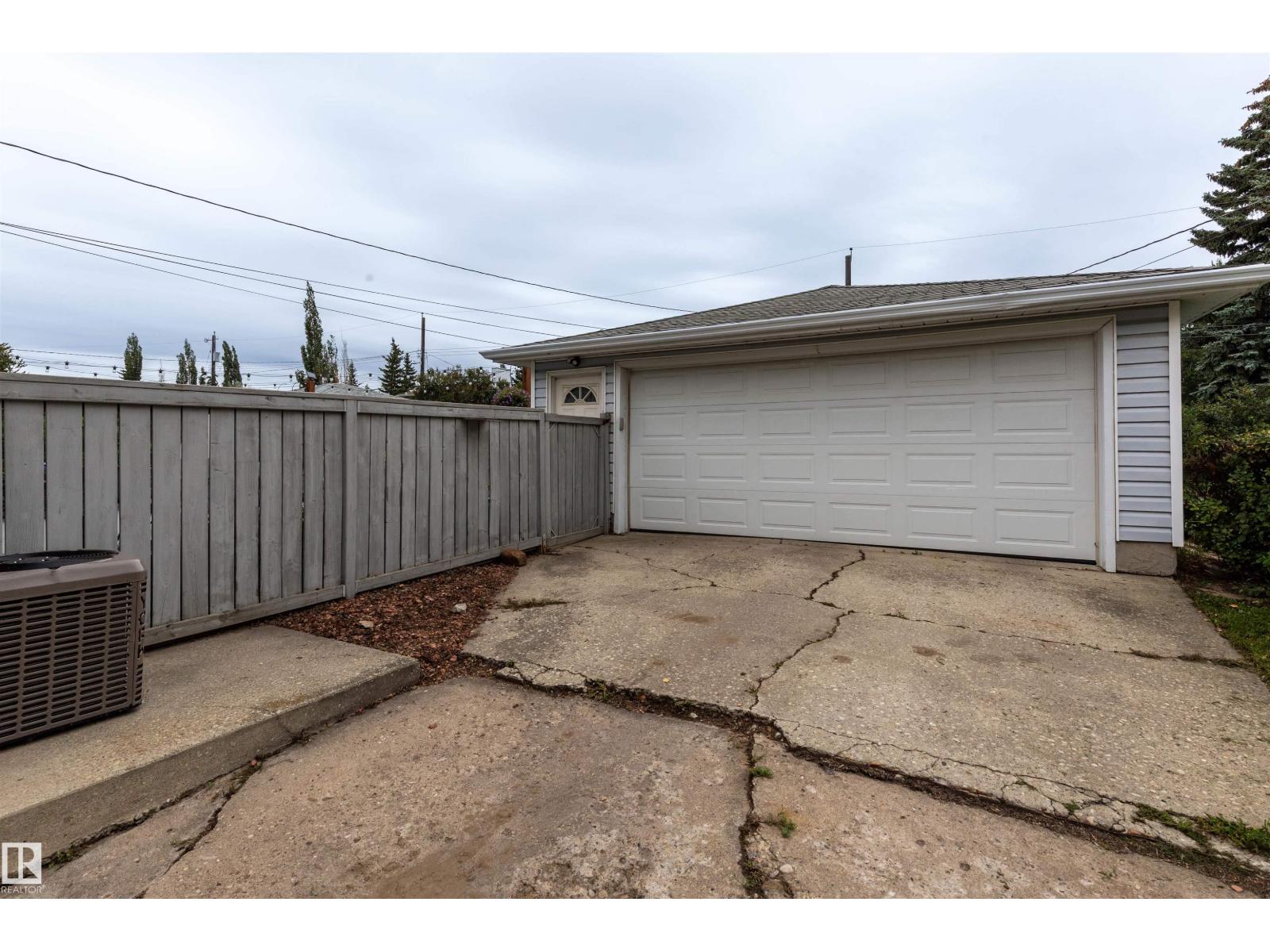 Photo 4 of 12433 134 St Nw Nw, Edmonton AB