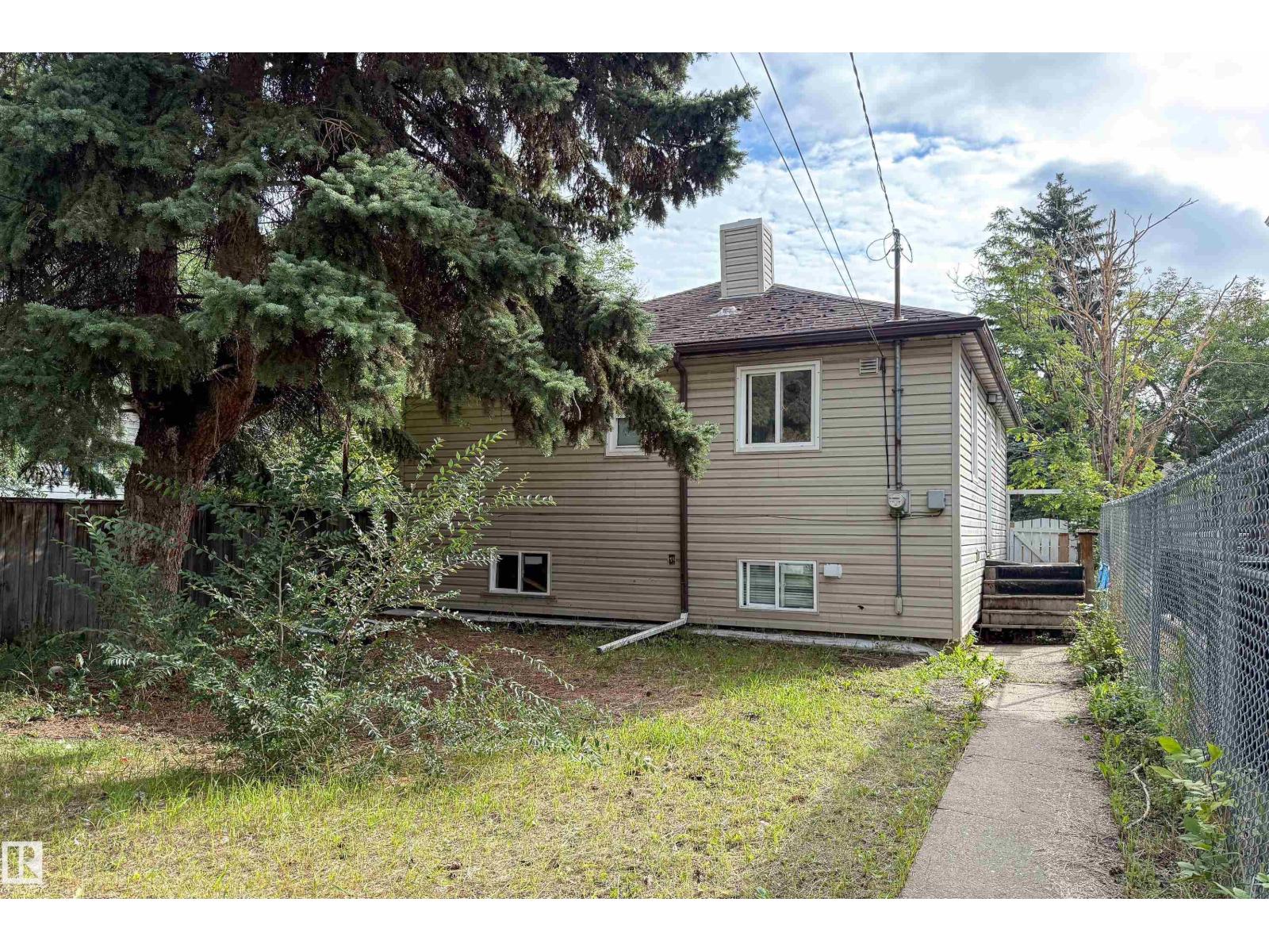 Photo 12 of 12338 82 St Nw, Edmonton AB