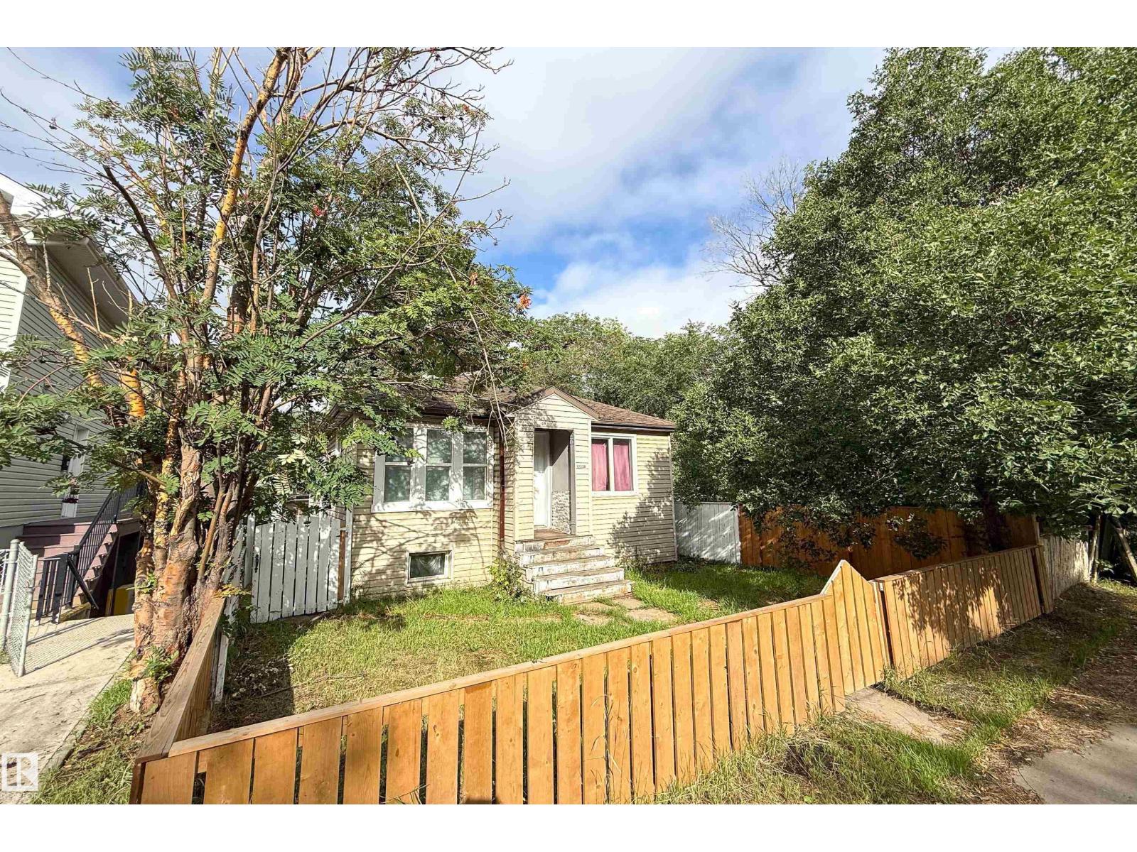 Photo 6 of 12338 82 St Nw, Edmonton AB