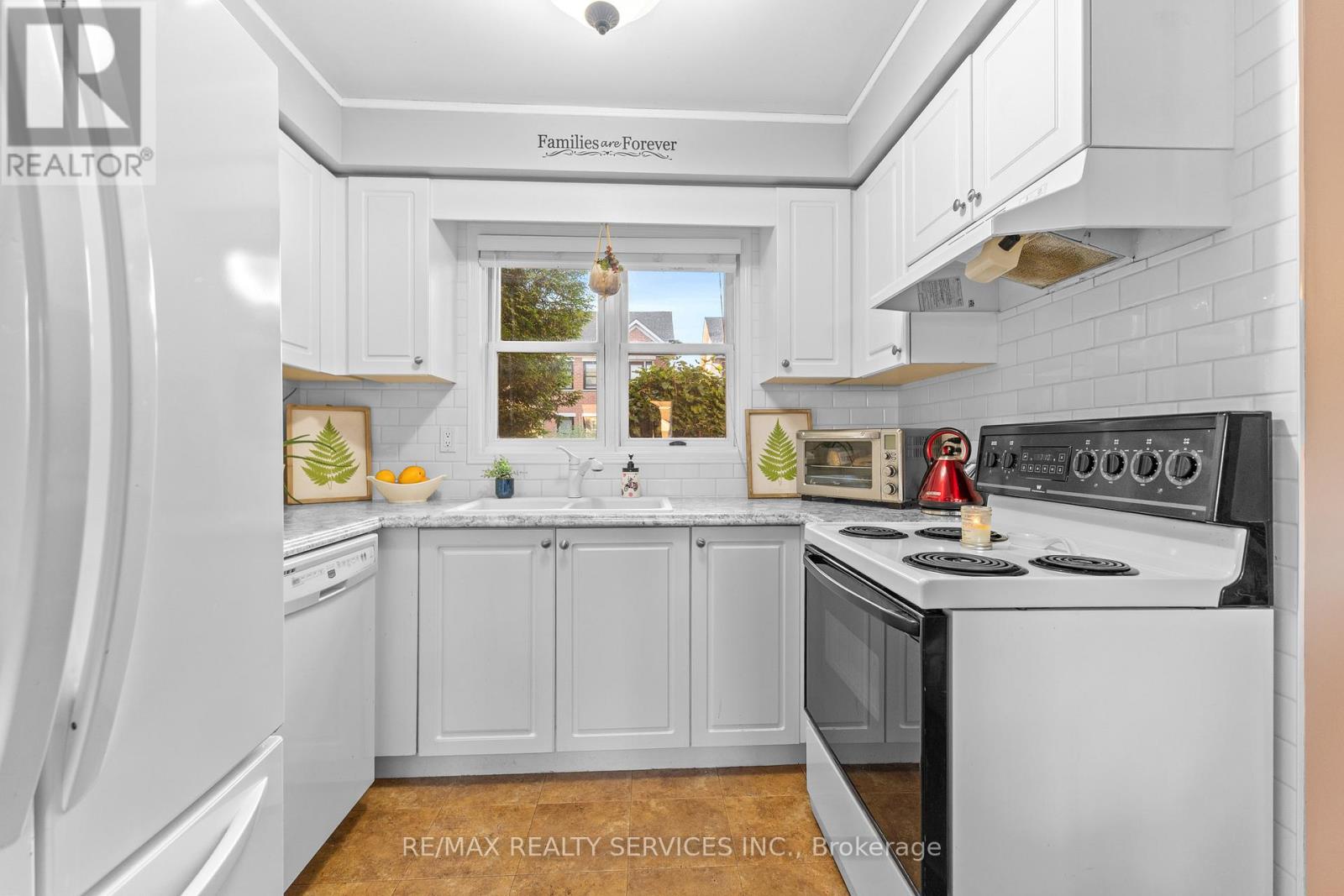 Photo 14 of 310 Dogwood Street, Orangeville ON