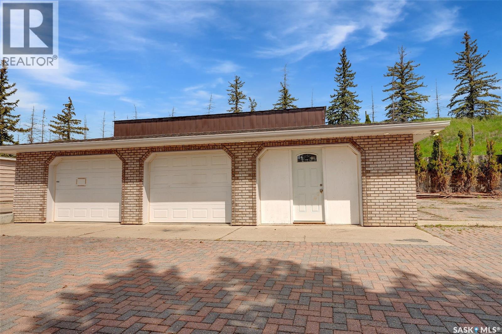 Photo 9 of 1055 7th Avenue Sw, Moose Jaw SK