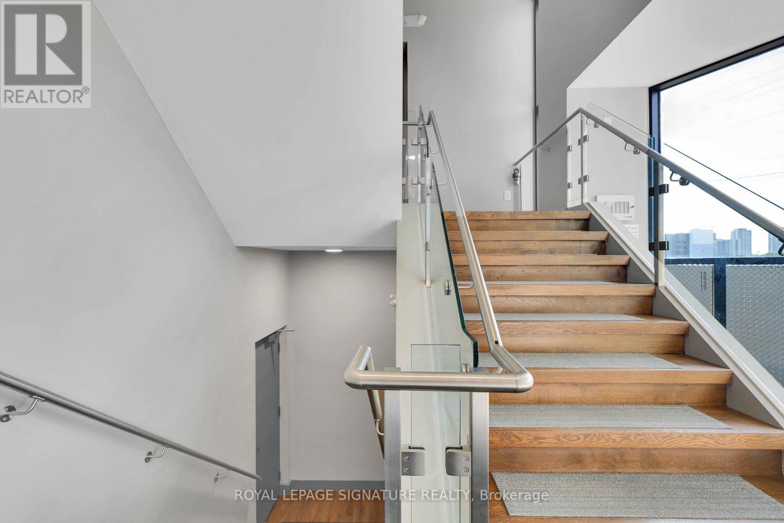 Photo 11 of Lower 95 Jonesville Crescent, Toronto ON