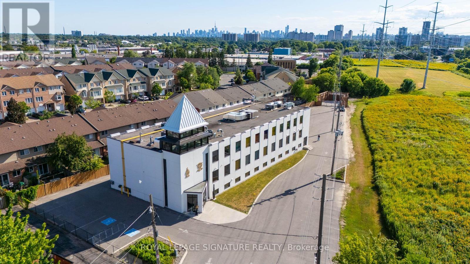 Photo 6 of Lower 95 Jonesville Crescent, Toronto ON