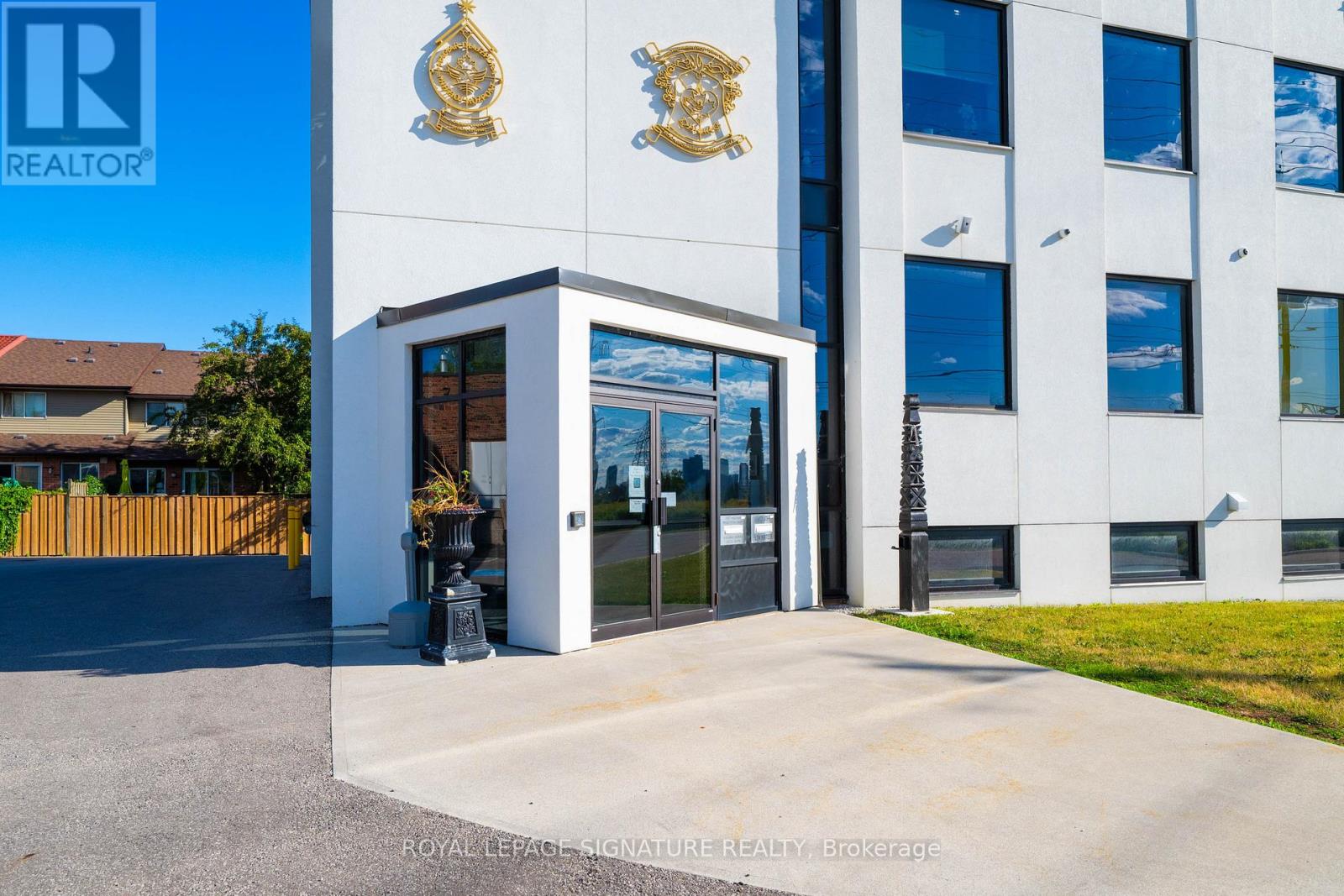 Photo 8 of Lower 95 Jonesville Crescent, Toronto ON