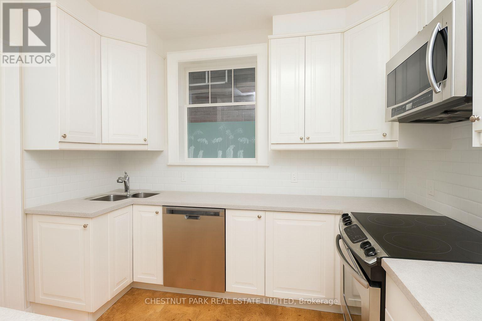 Photo 7 of Upper 472 Oriole Parkway, Toronto ON