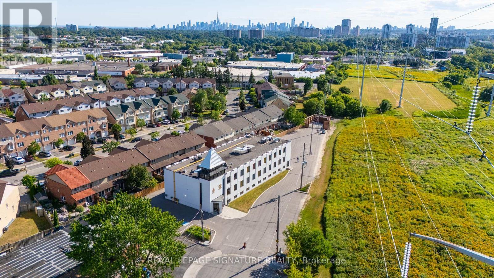 Photo 10 of Lower 95 Jonesville Crescent, Toronto ON