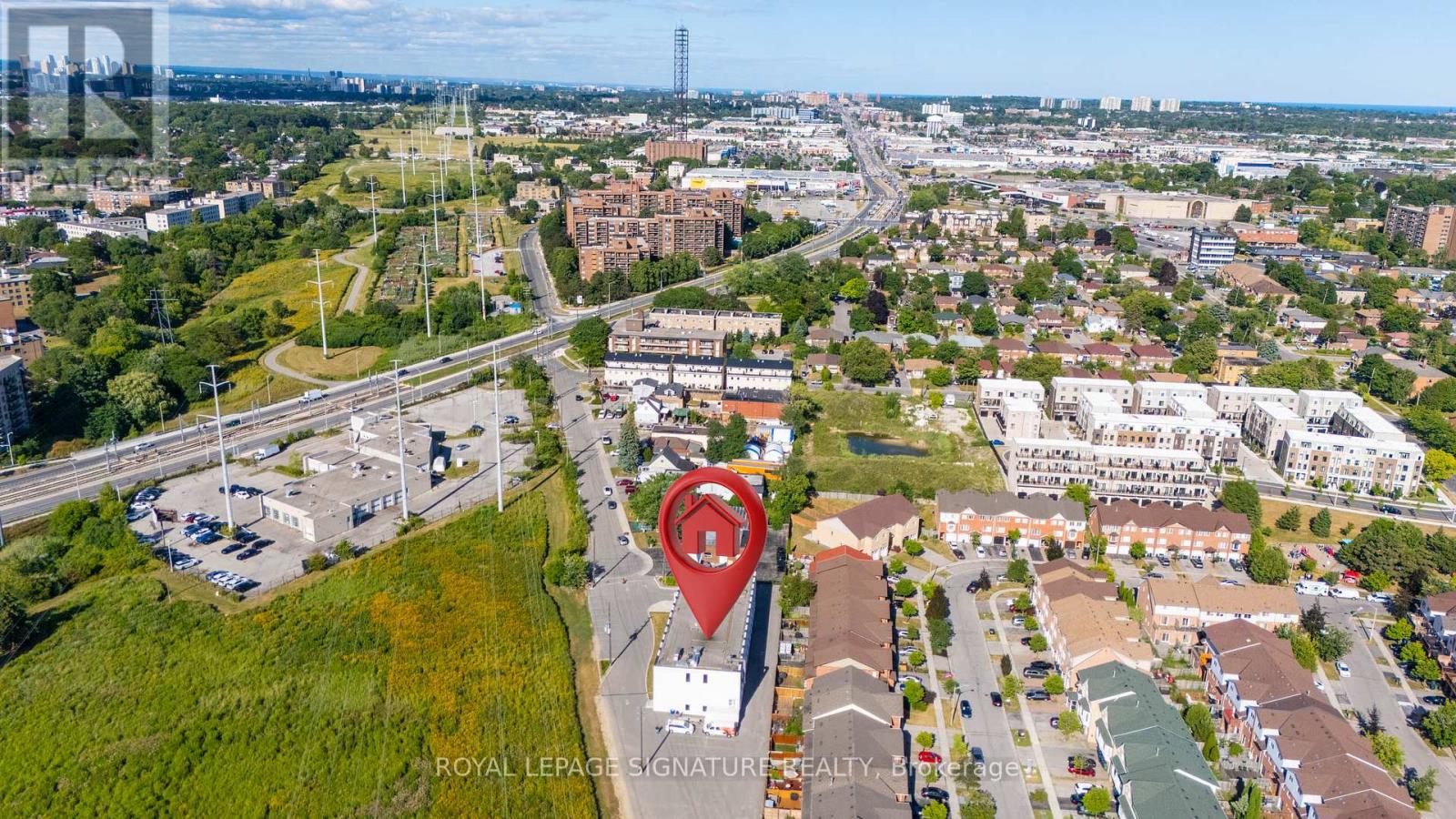 Photo 6 of Lower 95 Jonesville Crescent, Toronto ON