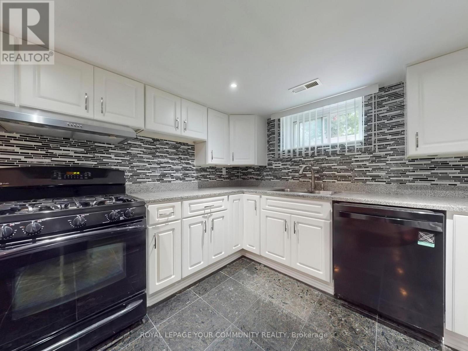 Photo 35 of 34 Droxford Avenue, Toronto ON