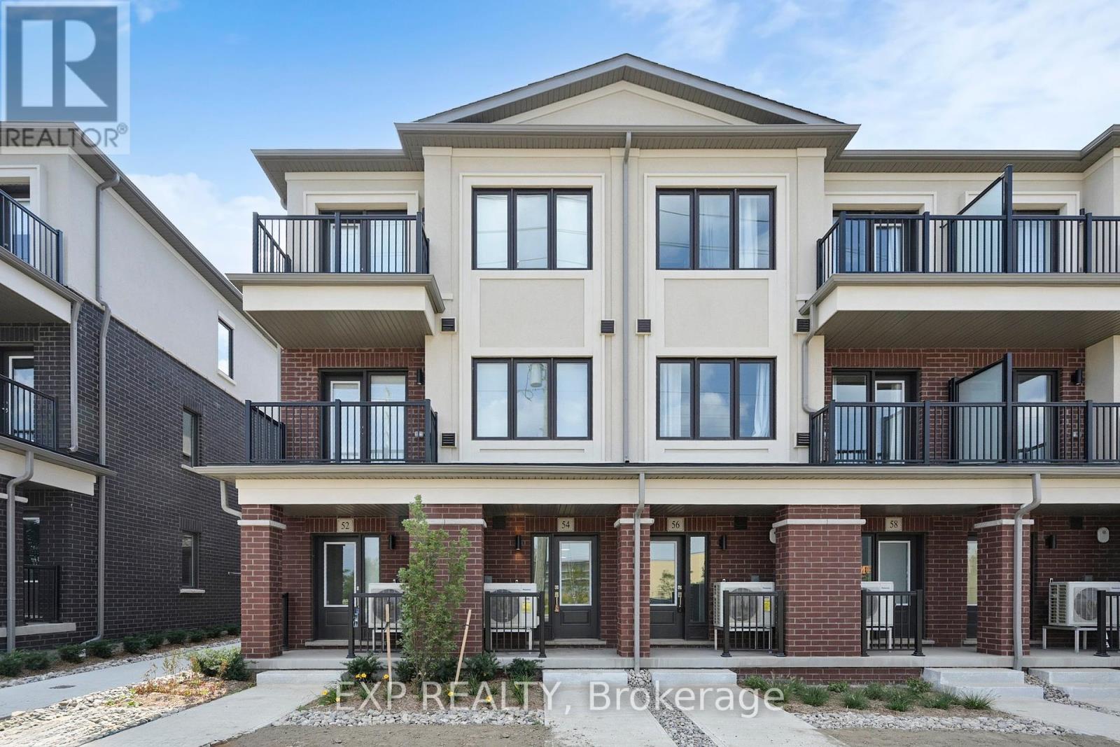 Photo 2 of 54 Matawin Lane, Richmond Hill ON