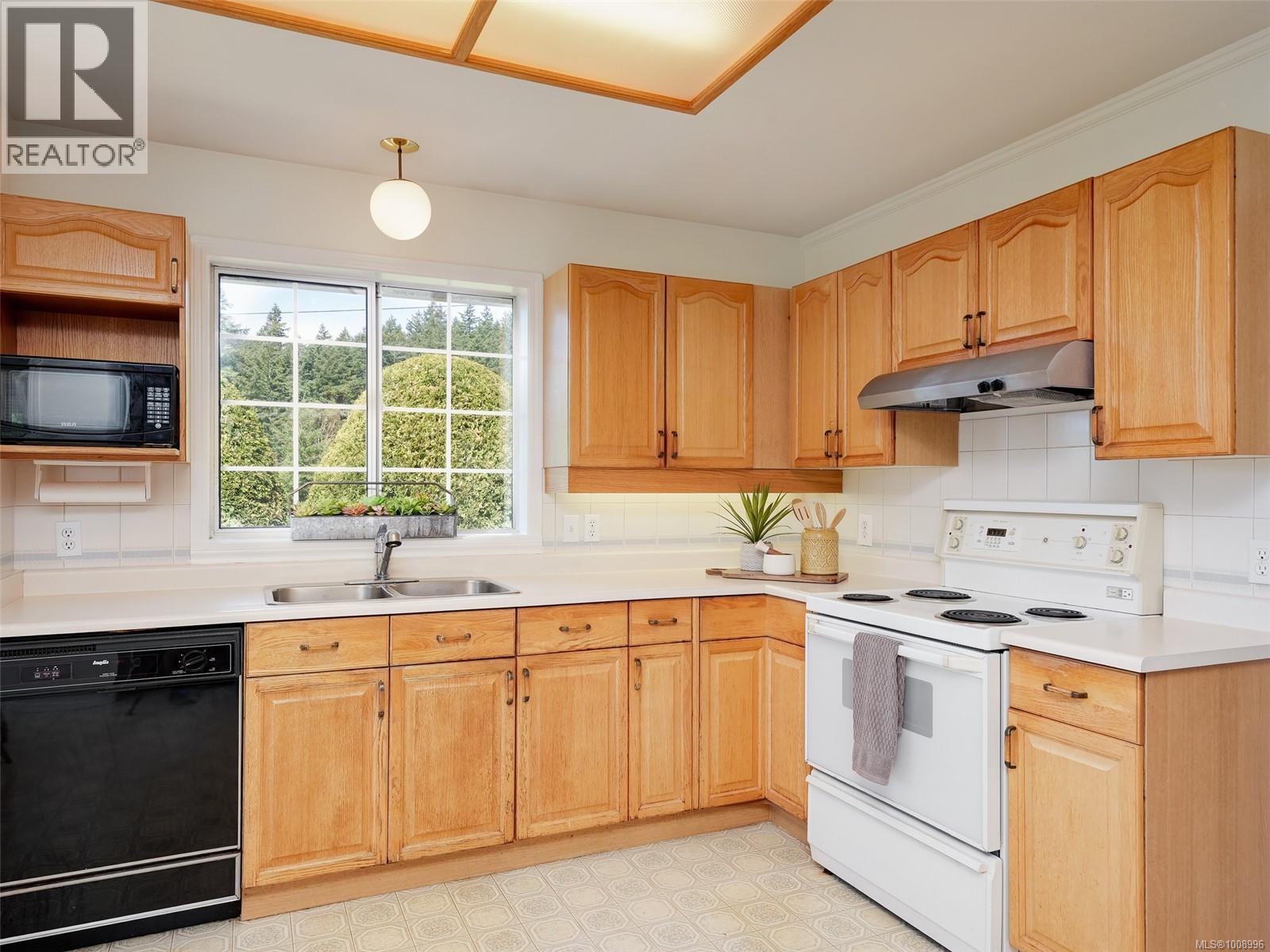 Photo 7 of 4745 Falaise Dr, Saanich BC