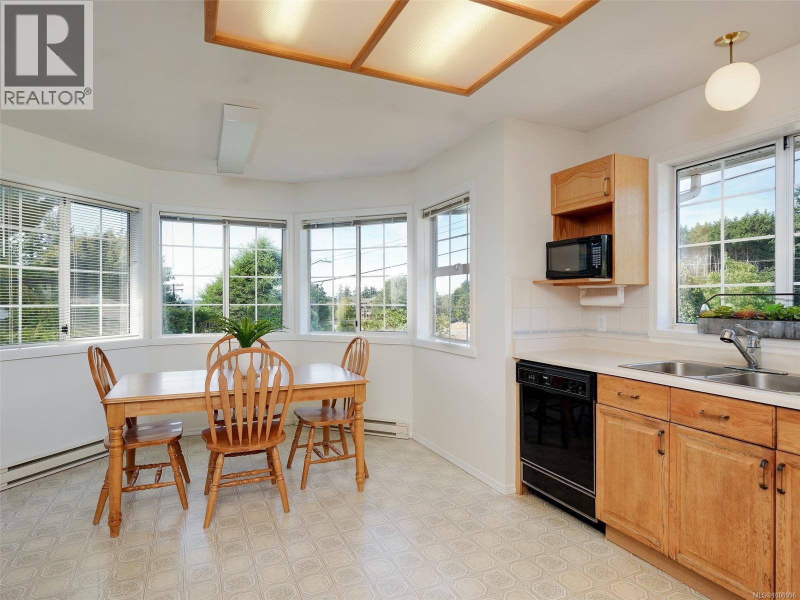 Photo 8 of 4745 Falaise Dr, Saanich BC